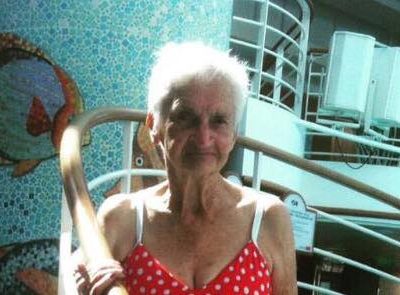 90-årig kvinde iførte sig bikini - Nu hylder hele verden hendes billede