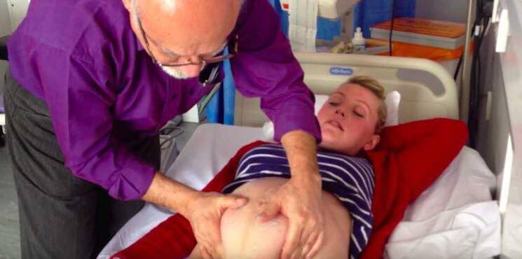 Baby ligger forkert inde i maven - se nu lægens utrolige forsøg på at vende babyen lige før fødslen