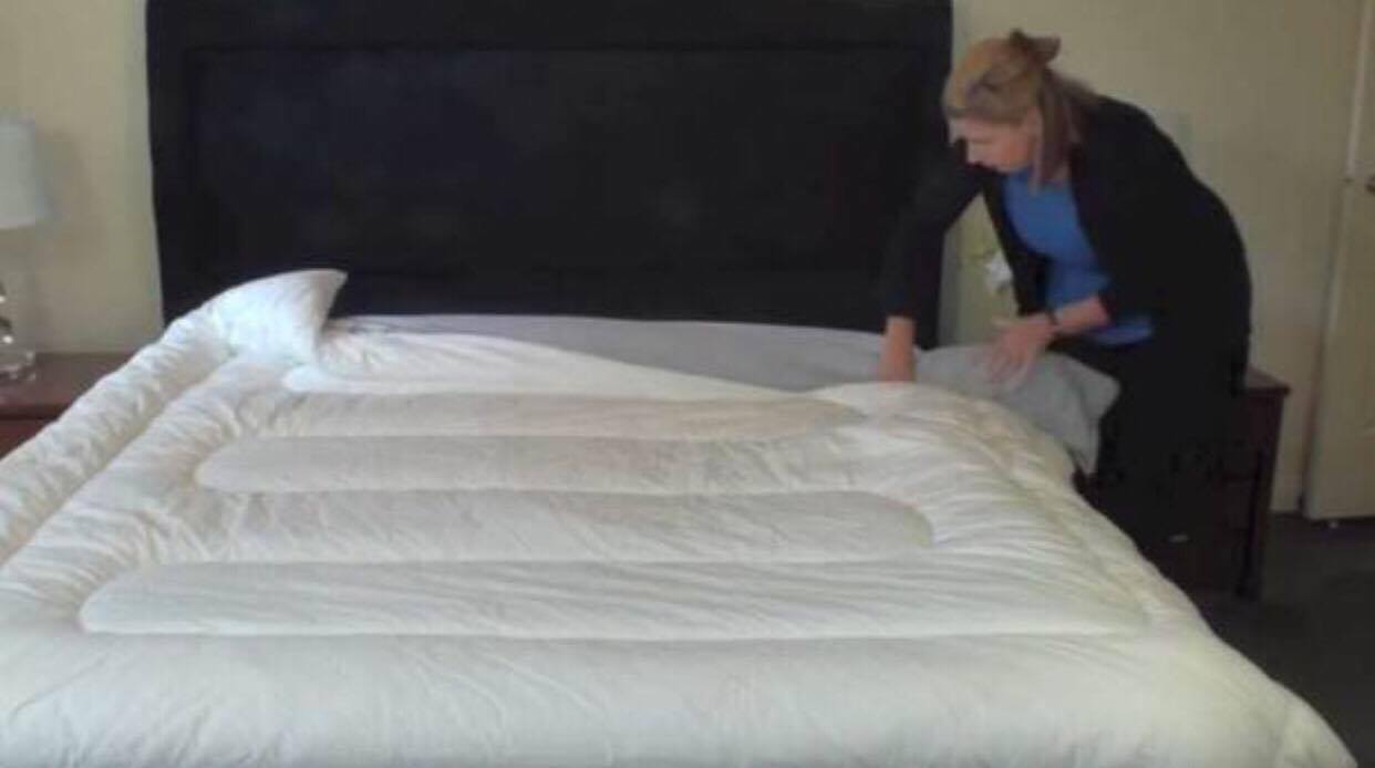 Застелить кровать одеялом