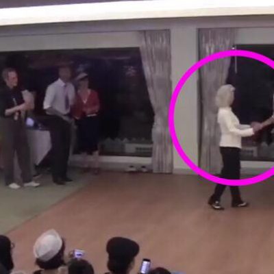 Publikum taber kæben da de ser 90-årig kvinde overtage dansegulvet.