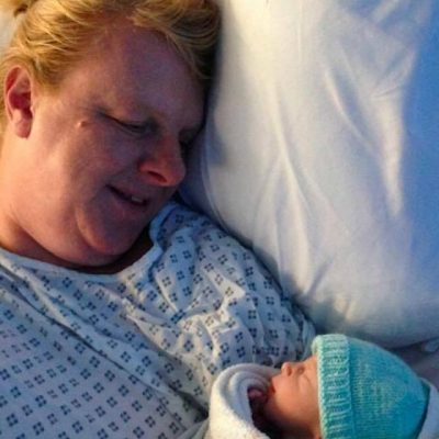 48-årig kvinde har haft 18 ufrivillige aborter - Nu har hun endelig født sit aller første barn