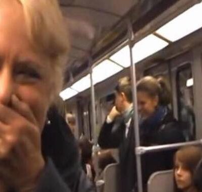 Kvinde kan ikke lade være med at grine i metro - se den uventede reaktion i vognen