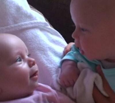 Tvillingerne taler deres helt eget babysprog - deres utrolige charme vil med garanti få dig til at trække på smilebåndet