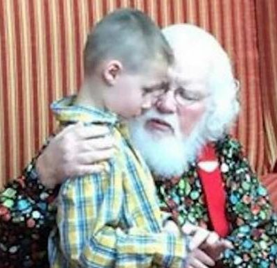 Autistisk dreng afslører sin dystre hemmelighed for julemanden - så siger han 6 ord der forandre alt