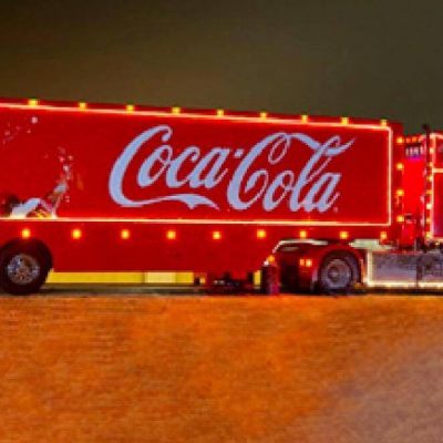 For aller første gange nogensinde: Nu kan du overnatte i den magiske julelastbil fra Coca-Cola