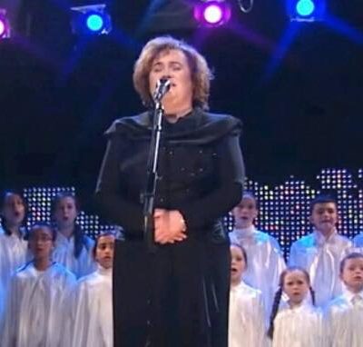 Susan Boyle får publikum til at tabe kæben med sin utrolige version af nummeret ''O Holy Night''