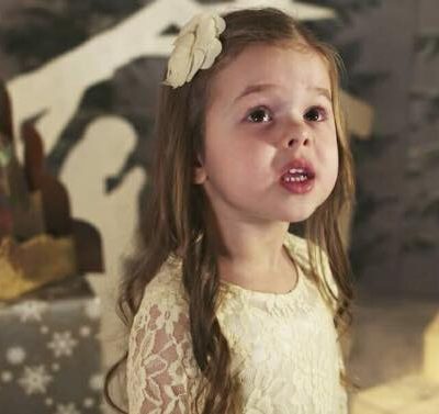 4-årig lille pige skaber den perfekt julestemning med dette julenummer: ''Glade Jul''