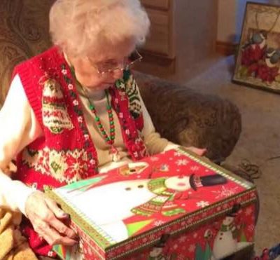 Bedstemor åbner låget på sin julegave: bryder sammen i tårer, da hun opdager familiens overvældende overraskelse