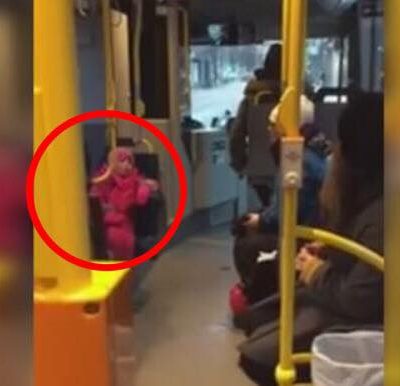 Lille pige begynder pludseligt at synge en julesang i bussen - så overrasker buschaufføren alle!