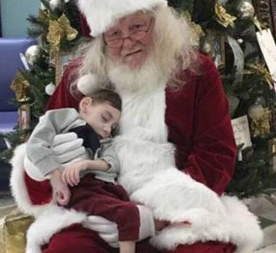 Julemanden skynder sig til hospitalet - skal opfylde dødsyg 2-årige drengs aller sidste ønske