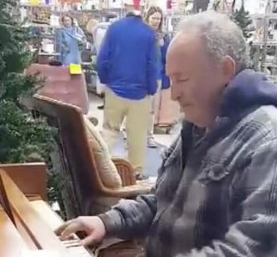 Mand sætter sig ved klaveret - blot få sekunder senere tryllebinder han alle i butikken!
