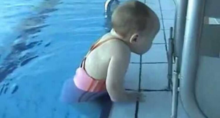 21 måneder gammel pige, bliver filmet da hun skal lærer at svømme - klippet er det sødeste nogensinde