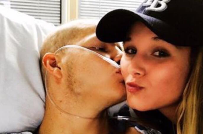 19-åriget ung mand fik diagnostiseret kræft og havde blot få uger tilbage af livet - besluttede sig for at gifte sig med sin gymnasiekæreste