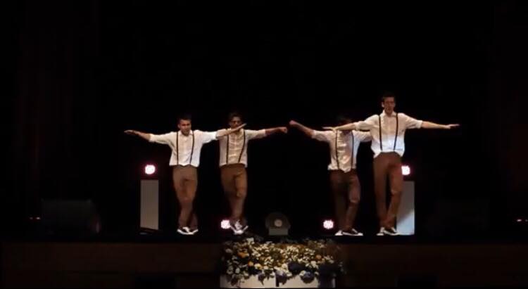 4 gymnasieelever giver et fænomenalt danseshow - nu er deres video gået viralt på nettet