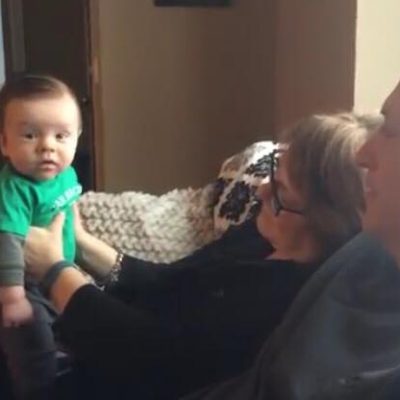 Bedsteforældrene vil lærer babyen at snakke - de chokeres af hans første ord
