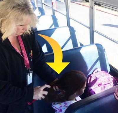 Kvindelig buschauffør sætter pigens hår hver eneste morgen efter morens død