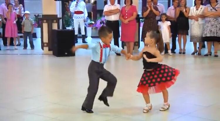 Børnene giver et helt unikt danseshow - gæsterne tror ikke deres egne øjne