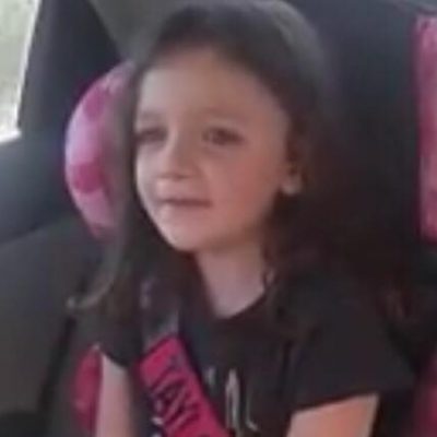 Moren græder i bilen - så hører hun sin autistiske datter sige sit aller første ord