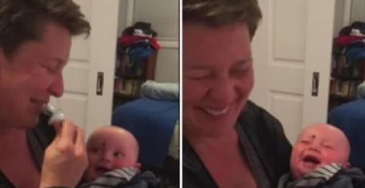 Babyen griner helt hysterisk - årsagen er helt genial
