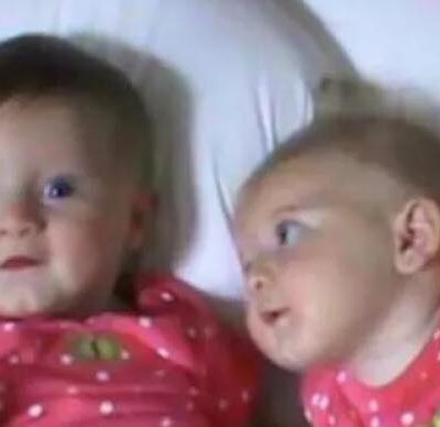 Moren filmer sine tvillingepiger på sengen - hvad hun fanger er hysterisk morsomt!