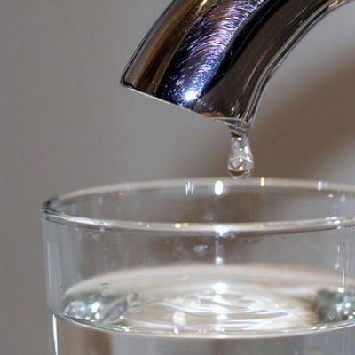 Forskning: Derfor er det IKKE en god idé at drikke vandet fra vandhanen i det varme sommervejr