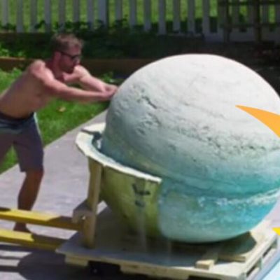 Vildt eksperiment: De lavede en 900 kilo tung badebombe - se hvad der sker når de smider den i swimmingpoolen