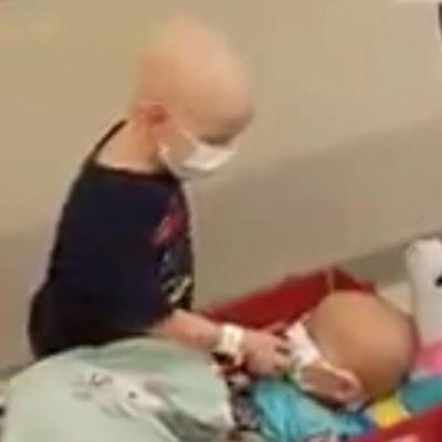 Rørende optagelse: flere millioner er blevet bevæget efter at have set den lille kræftsyge dreng hjælpe sin ven på hospitalet