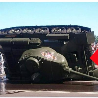 Uheldigt optrin under militærparade i Rusland - kampvogn vælter foran tusindvis af mennesker