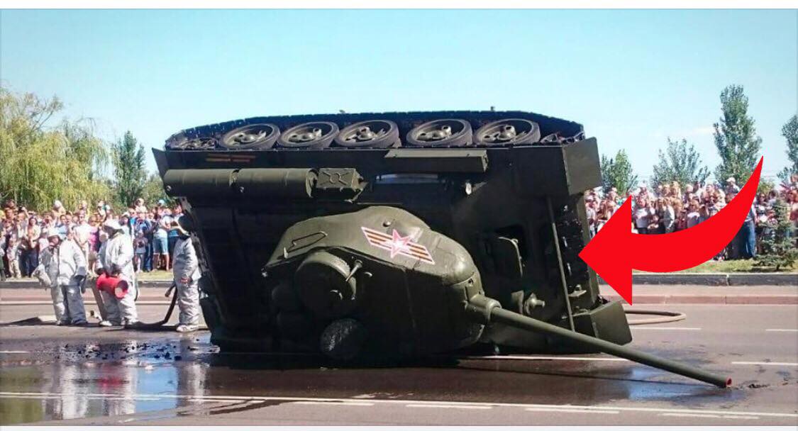 Uheldigt optrin under militærparade i Rusland - kampvogn vælter foran tusindvis af mennesker