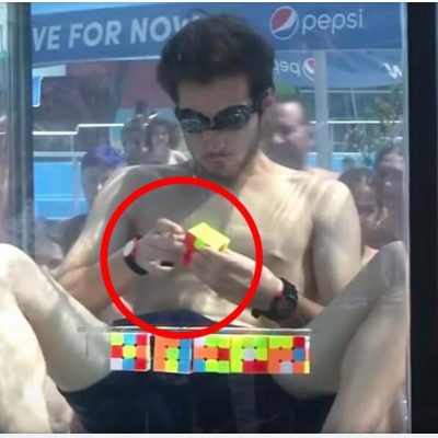 Imponerende video: Ung mand løser 6 rubikskuber på blot et enkelt åndedrag under vand!