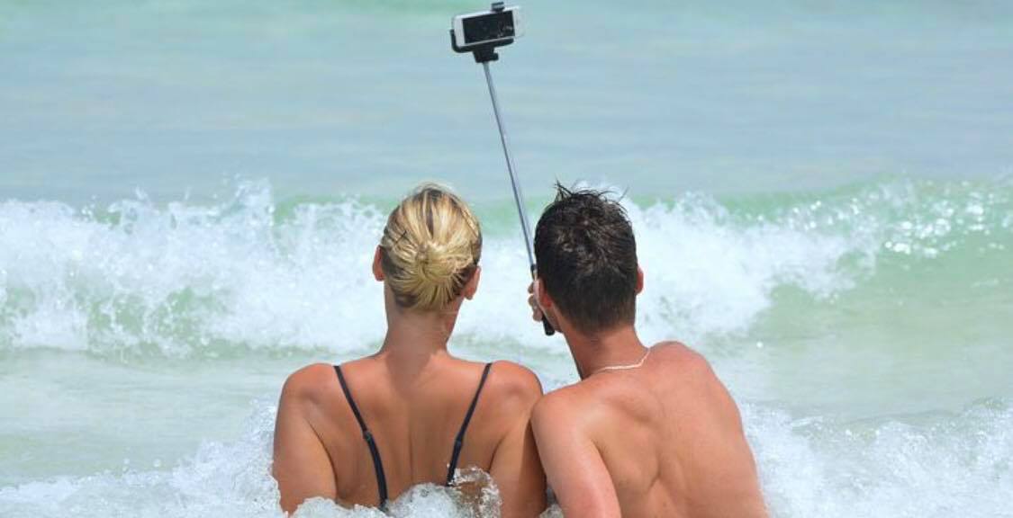 Ny statistik viser: Folk dør nu oftere af selfie-relaterede ulykker end hajangreb