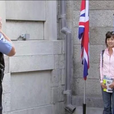 Turist får taget et billede sammen med garder - da hun ser billedet bag efter kan hun ikke lade være med at grine!