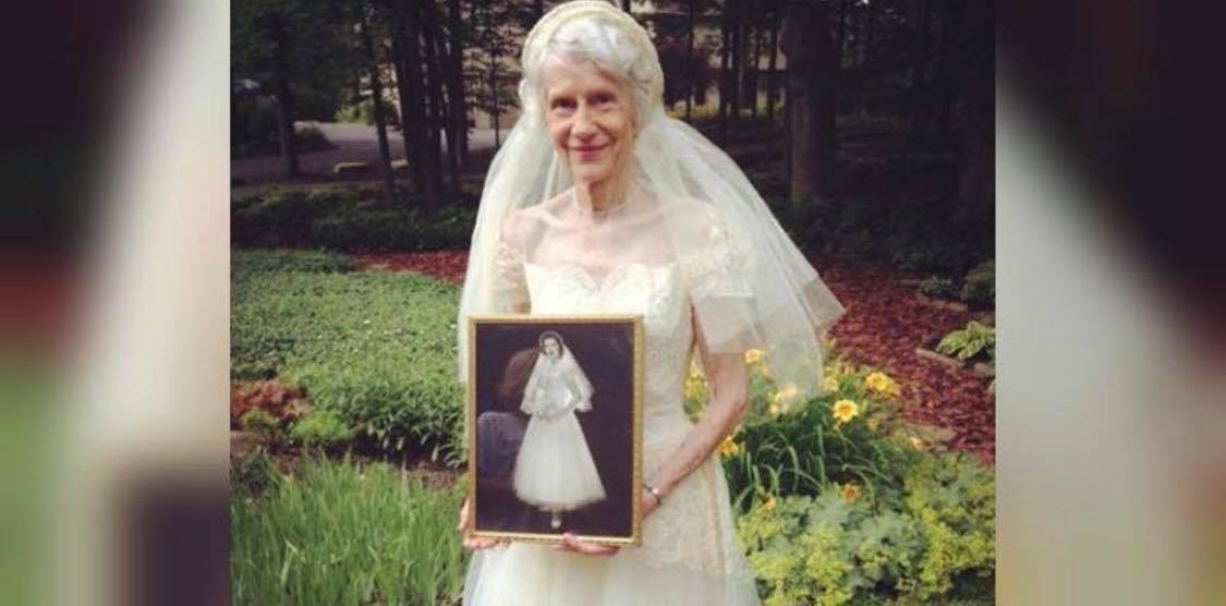 Bedstemor tager sin brudekjole på igen efter 63 år - Billedet vækker nu stærke følelser