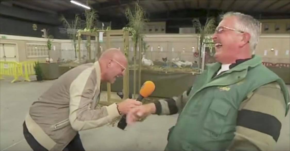 Kyllingefarmer bliver interviewet af en journalist - pludseligt sker det der nu har fået hele verden til at grine højlydt!