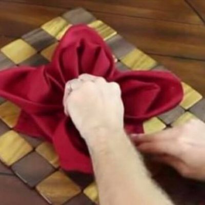 Imponer dine gæster med en af disse 9 forbløffende metoder til at folde servietter til middagen