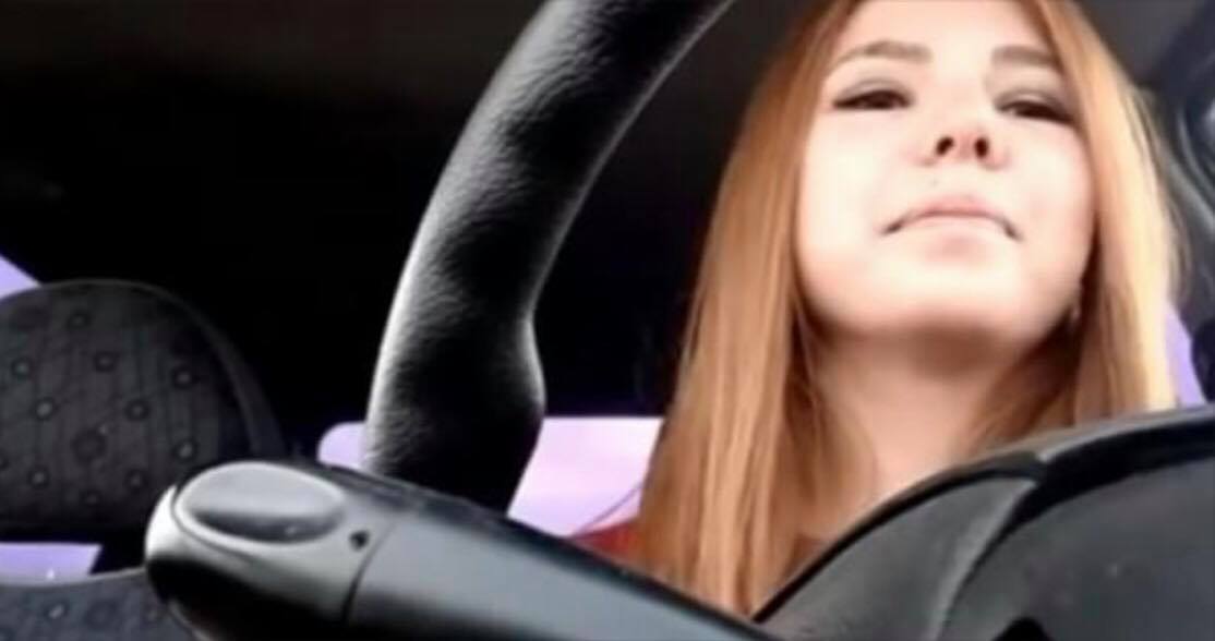Ung kvinde begynder at filme i sin bil - få sekunder senere optager hun noget forfærdeligt
