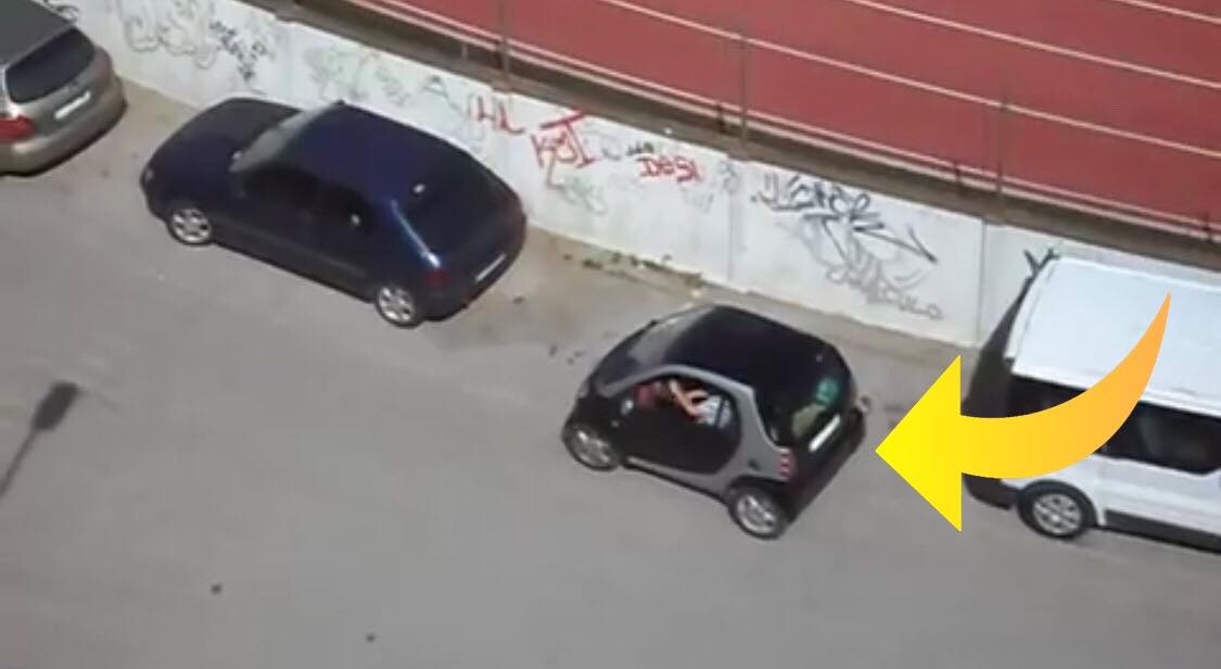 Spansk kvinde forsøger at parkerer sin Smart - Se hvordan det går i denne video