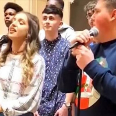 To teenagere forberede sig til at synge nummeret ''Shallow'' - Se drengens reaktion da hun begynder at synge