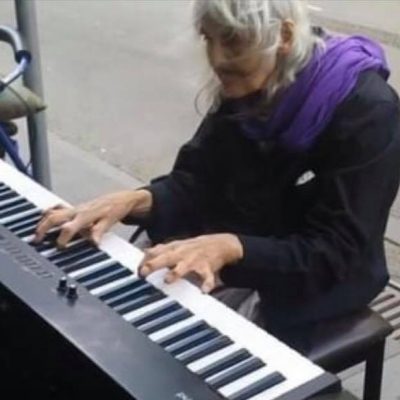 Hjemløs ældre dame spiller klaver på gaden - Hendes evne til dette er ubeskrivelig!