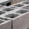 Kvinden køber betonblokke – skaber noget mageløst vi aldrig har set før