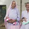70-årige kvinde fødte tvillinger – Nu er hver dag en kamp for familien